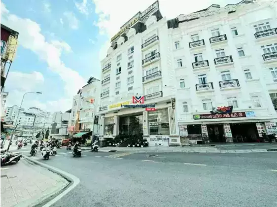 Bán khách sạn mặt tiền Bà Triệu - cách Hồ Xuân Hương chỉ 300m - 271m2