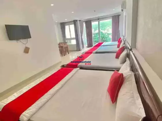 Bán khách sạn sát bãi tắm Thùy Vân. Hiện có 18PN, vị trí đẹp đi bộ ra biển
