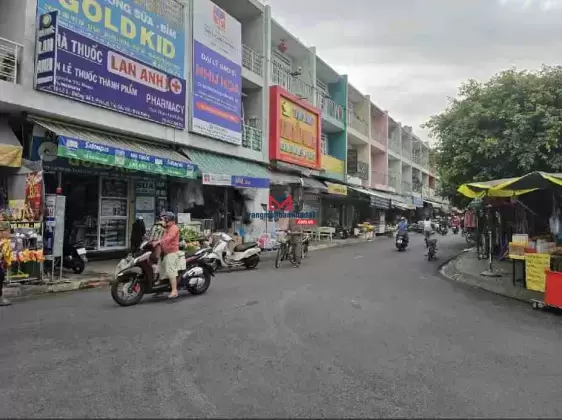 Bán nhà 1 trệt 2 lầu mặt tiền trong Chợ Đình, vị trí đắc địa hiếm có kinh doanh đông nghẹt giá tốt