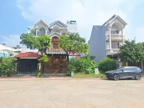 Nhà phố đẹp tặng nội thất gỗ KDC Sóng Thần B ngay Vincom