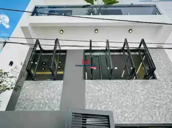 Trung tâm Q10. Nhà 65.9m2 Nguyễn Kim, P6, Q10 gần sân Phú Thọ. Xây 1 trệt 3 lầu, sân thương