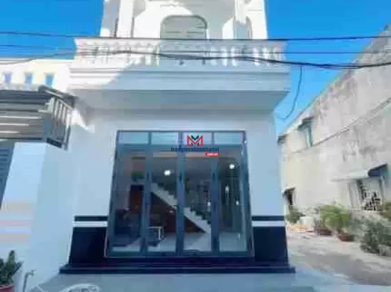 Nhà trệt lầu mới góc hẻm giá tốt 03 phòng ngủ dùng được xe ô tô